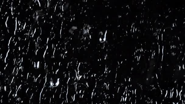 4k Zeitlupe Video von Wassertropfen auf schwarzem Hintergrund - Filmmaterial, Video