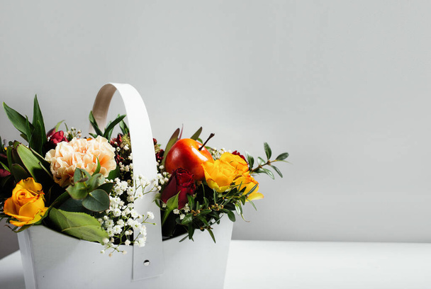 Beautiful bouquet for a wedding or Valentine's day in a white basket - Fotoğraf, Görsel