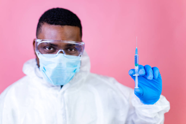 Corona Virus SARS-CoV-2 vaccination concept : man in pink studio wall background - Foto, Imagem