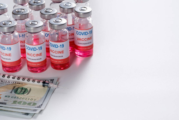 COVID 19 rokotteeseen ja lääketieteellisiin naamioihin käytetyt rahat - Valokuva, kuva