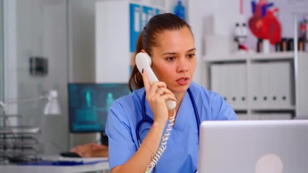 Médecin répondant aux appels téléphoniques - Séquence, vidéo