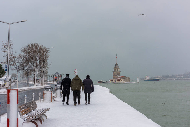 Sněžný den v Istanbulu, Turecko. Lidé kráčející po sněhu. - Fotografie, Obrázek