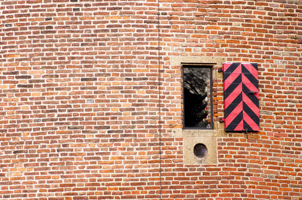 Nahaufnahme der Fassade mit Fenster der Kruittoren in Nijmegen in den Niederlanden - Foto, Bild