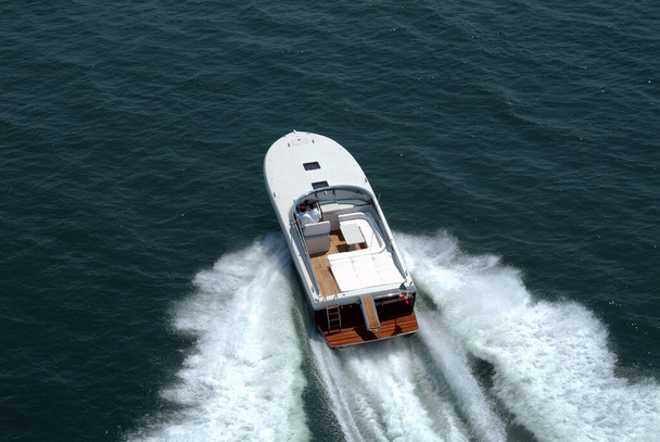 Италия, Средиземное море, Фьюмичино (Рим); 12 июля 2003 года, ITAMA 48 luxury yacht, aerial view - EDITORIAL - Фото, изображение