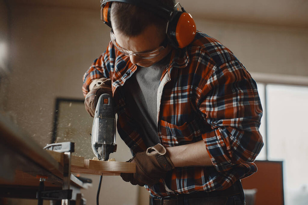 Carpenter working with circular saw - Zdjęcie, obraz