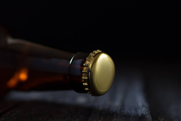 Close-up de gargalo de garrafa de vidro de cerveja com tampa - Foto, Imagem