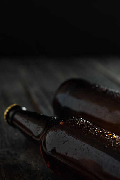 Cerveja gelada em garrafas de vidro na mesa de madeira - Foto, Imagem