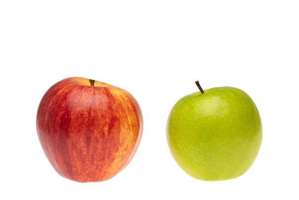Σύγκριση κόκκινου και πράσινου μήλου και διαφοροποίηση εννοιολογική εικόνα γύρω από την επιλογή και επιλογή. - Φωτογραφία, εικόνα