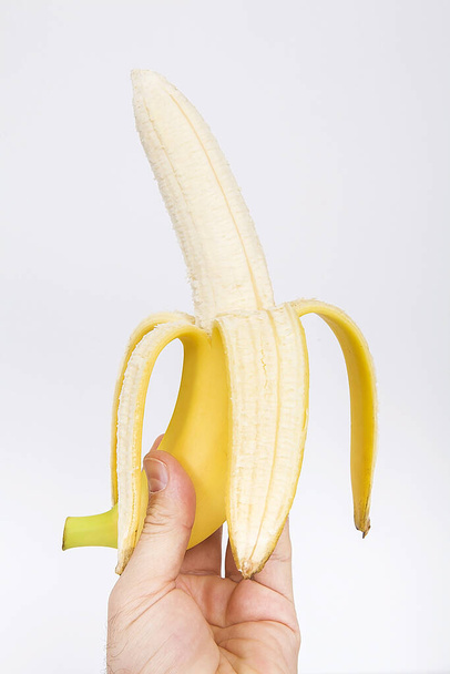 Свежий банан на белом фоне. - Фото, изображение