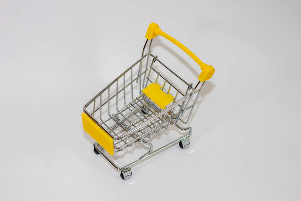 Žlutá hračka vozík na bílém izolovaném pozadí - Fotografie, Obrázek