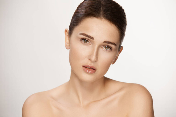 beautiful woman with pure clean skin and open shoulders, beauty and cosmetic concept - Foto, afbeelding