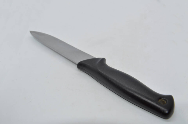 Hoja de cuchillo y mango en mano sobre blanco el fondo - Foto, imagen
