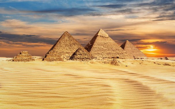 Piramides van Egypte bij zonsondergang, beroemde wonder van de wereld, Gizeh. - Foto, afbeelding