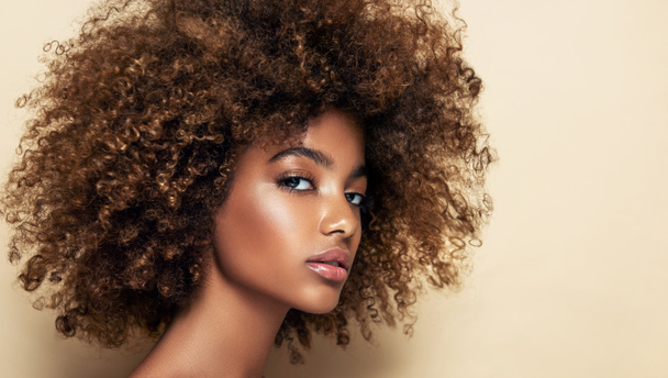 Retrato de beleza da menina americana africana com pele limpa e saudável no fundo bege. Sorrindo sonhador bonito preto woman.Curly cabelo no estilo afro - Foto, Imagem