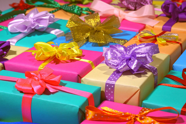 Cajas de regalos de colores. Un montón de regalos de vacaciones en un hermoso paquete - Foto, Imagen