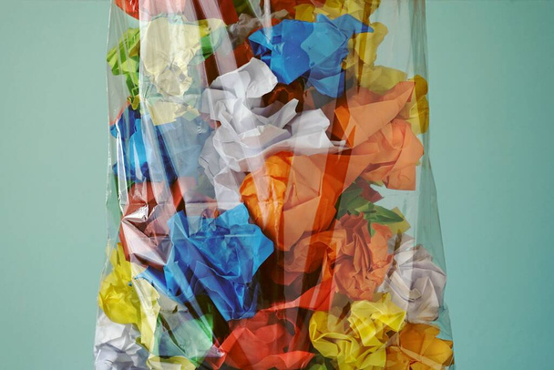 紙のゴミ。廃棄物の分別。紙、プラスチック、食品廃棄物 - 写真・画像