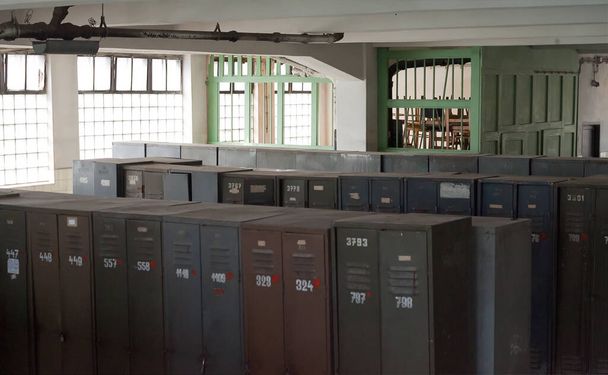 Umkleideraum einer alten Industriefabrik: Blechschränke - Foto, Bild