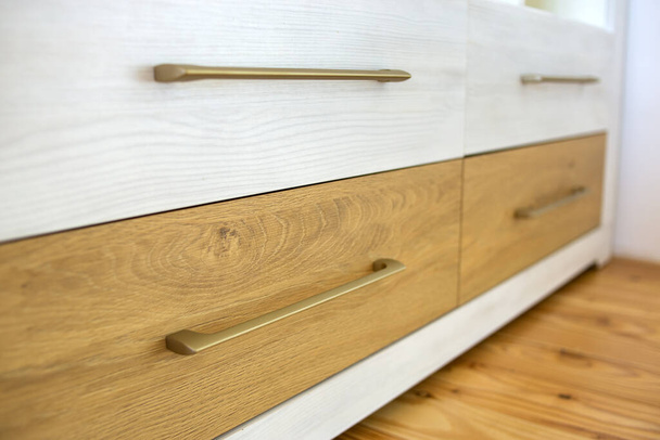 Primer plano de cajón de madera en armario contemporáneo. - Foto, imagen
