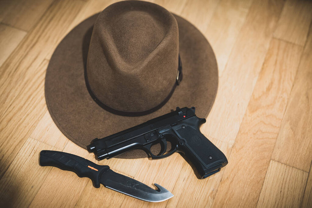 Cowboyy moderno - arma e cappello di stetson - Foto, immagini
