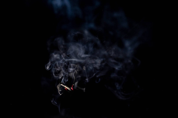 Ладан (bikhawr) Дым на черном фоне - Фото, изображение