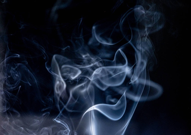 Incenso (bikhawr) Fumo su sfondo nero - Foto, immagini