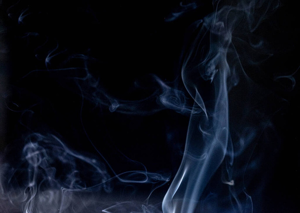 Ладан (біхавр) дим на чорному тлі - Фото, зображення