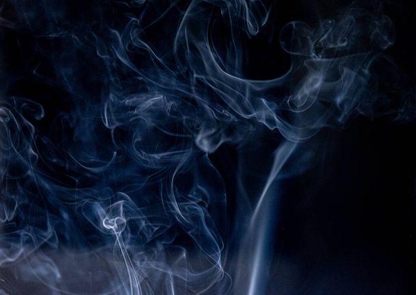 Ладан (біхавр) дим на чорному тлі - Фото, зображення