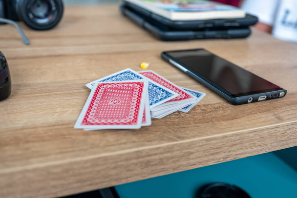 κάρτες και τηλέφωνο σε ένα γραφείο - Φωτογραφία, εικόνα