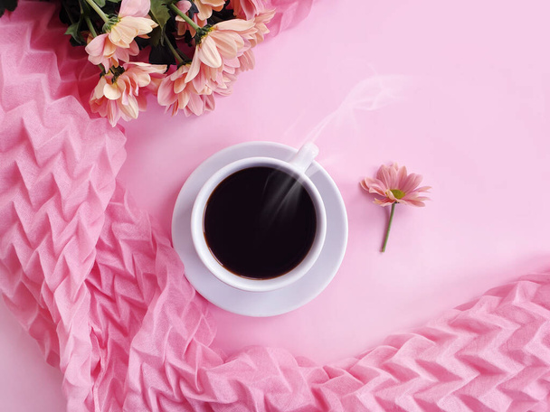 flower coffee cup on colored background - Φωτογραφία, εικόνα