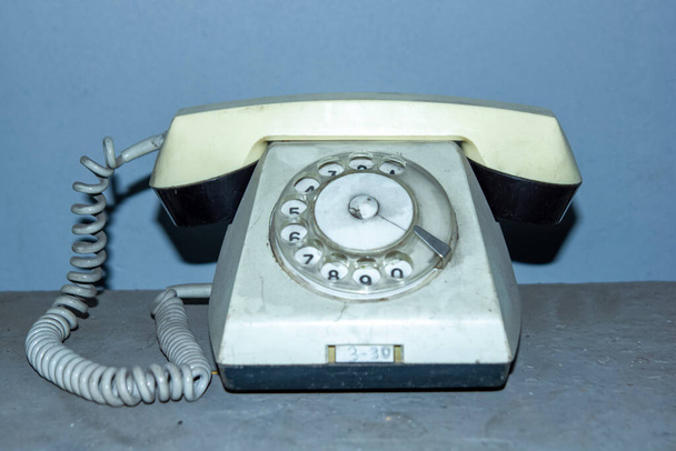 παλιό τηλέφωνο, παλιό τηλέφωνο, παλιό τηλέφωνο σε ένα τραπέζι - Φωτογραφία, εικόνα