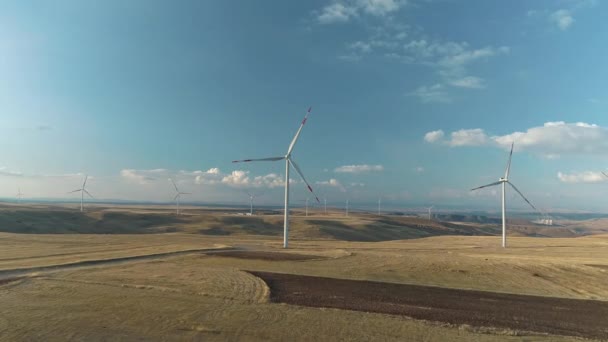 Turbinas eólicas e paisagem do pôr do sol. Filmagem 4K na Turquia - Filmagem, Vídeo