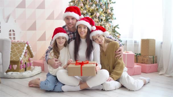 Ευτυχισμένη οικογένεια με παιδιά να κρατάνε χριστουγεννιάτικα δώρα. - Πλάνα, βίντεο