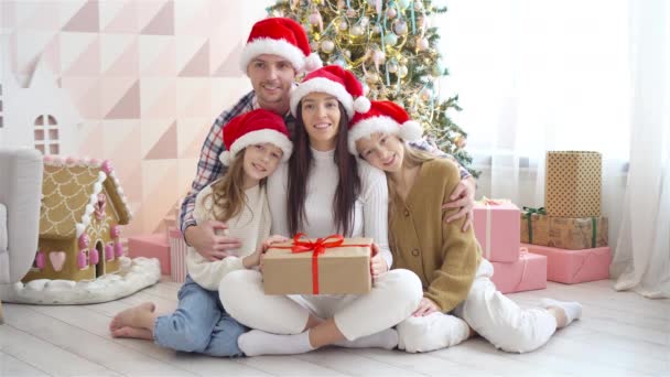 Ευτυχισμένη οικογένεια με παιδιά να κρατάνε χριστουγεννιάτικα δώρα. - Πλάνα, βίντεο