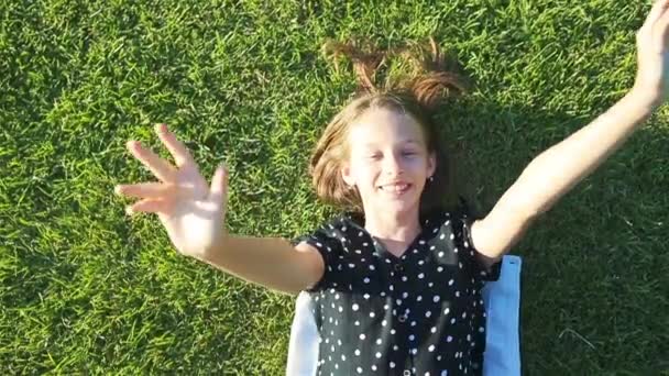 Kleines lächelndes Mädchen spielt im Park - Filmmaterial, Video