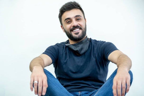 Árabe alegre hombre con máscara alrededor de su cuello - Foto, Imagen