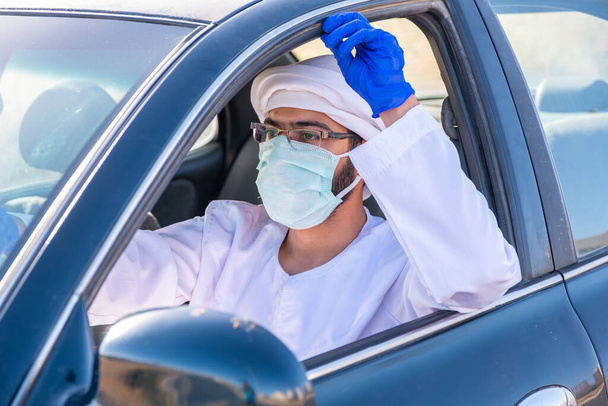 パニックで車を運転しているアラブ人 - 写真・画像