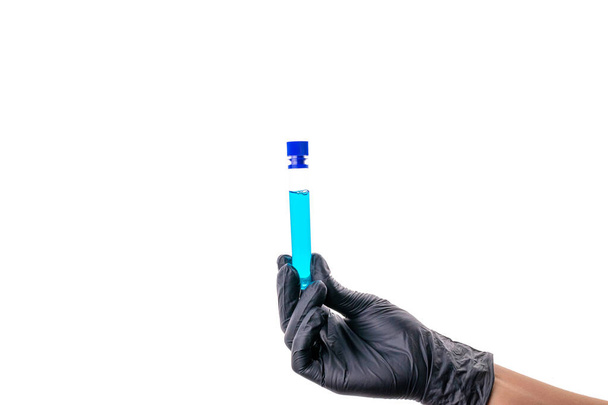 Injekční stříkačka. Lékařská ruka v rukavici držet zkumavky nebo láhev na ochranu viru chřipky a coronavirus. Covidní vakcína izolovaná na bílo. Koncept: nemoci, lékařská péče, věda - Fotografie, Obrázek