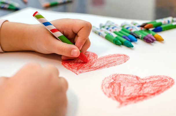 Valentýn, dívka kreslí srdce na papíře, kopírovací prostor - Fotografie, Obrázek