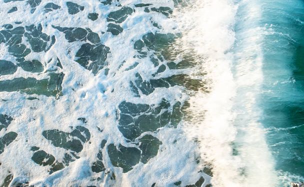 Piękne fale morskie z pianką na szczycie wody - Zdjęcie, obraz