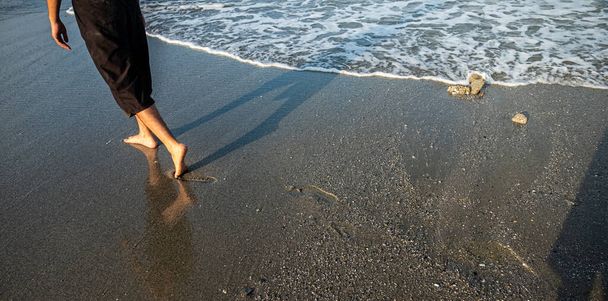человек, идущий по пляжу - Фото, изображение