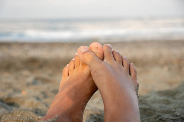 Mann kreuzt seine Beine am Strand - Foto, Bild