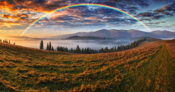 Arco-íris sobre as montanhas. manhã de outono nos Cárpatos - Foto, Imagem