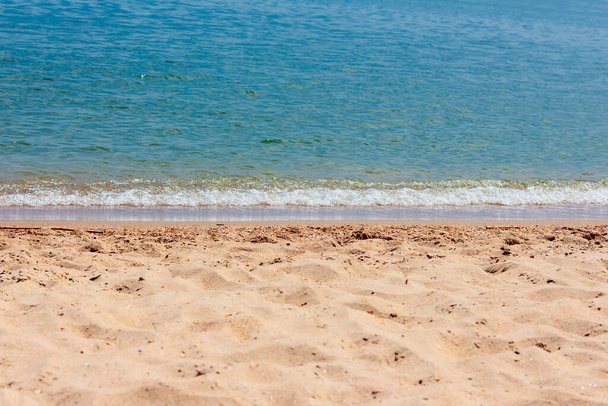 Playa de arena y mar tranquilo. Playa en el verano - Foto, imagen