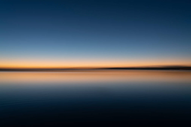 Рассвет абстрактный над заливом на мирном успокаивающем фоне. - Фото, изображение