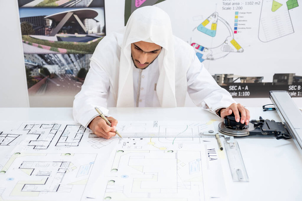 сфокусированный арабский архитектор, работающий над новым проектом - Фото, изображение