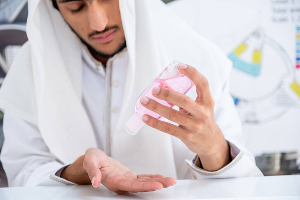 アラブの建築家は仕事を始める前に手を掃除する - 写真・画像