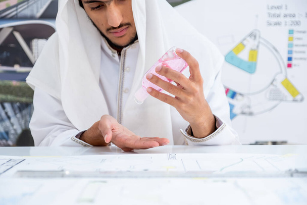 Арабский архитектор моет руки перед тем, как приступить к работе - Фото, изображение