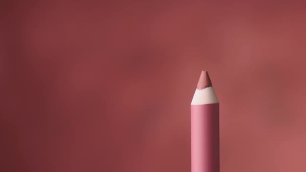 detailní záběr zvětšení růžové tužky na rty - Záběry, video