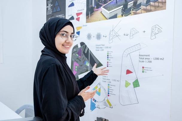 Arabi naisarkkitehti toivottaa muut tervetulleiksi nähdä hänen projektinsa - Valokuva, kuva