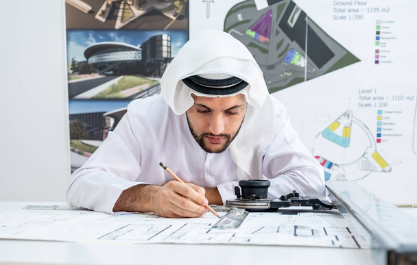 architetto arabo concentrato che lavora a un nuovo progetto - Foto, immagini